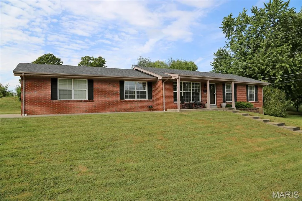 3001 W Adams, St Charles, MO 63301 — listing photo 1 of 32