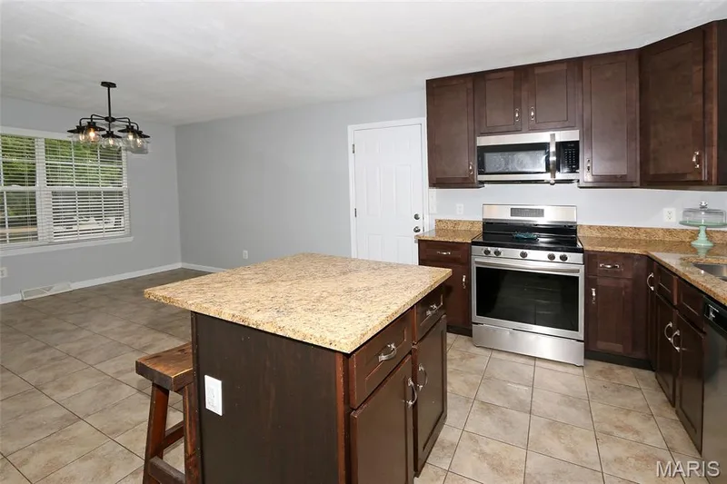 3001 W Adams, St Charles, MO 63301 — listing photo 8 of 32