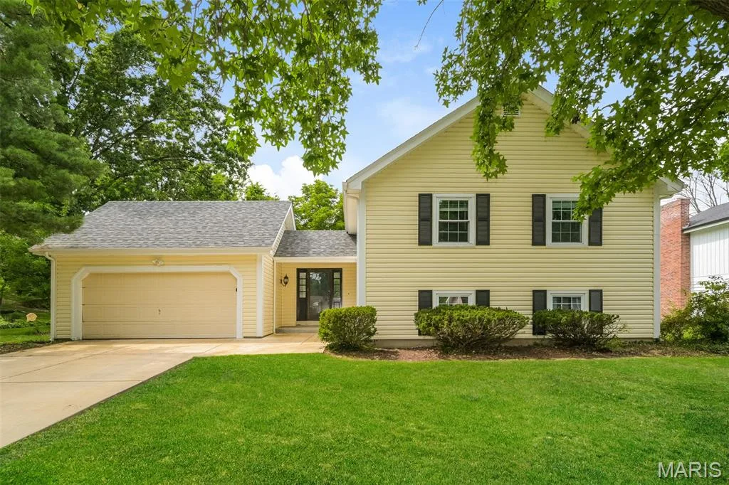 15027 Isleview Drive, Chesterfield, MO 63017 — listing photo 1 of 18