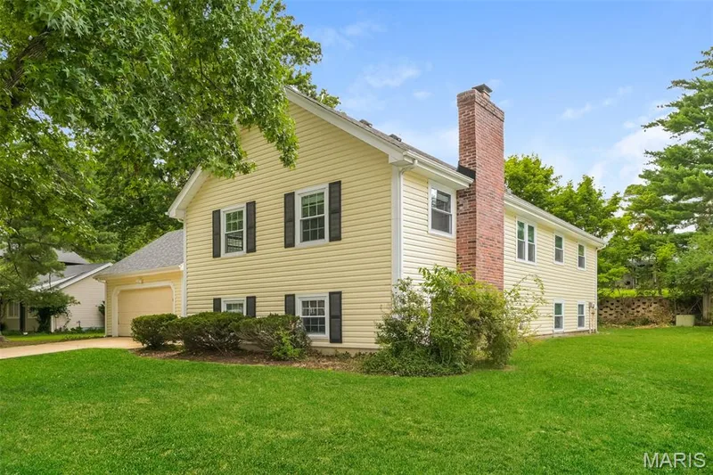 15027 Isleview Drive, Chesterfield, MO 63017 — listing photo 2 of 18