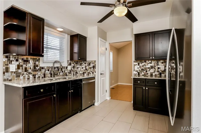 15027 Isleview Drive, Chesterfield, MO 63017 — listing photo 6 of 18