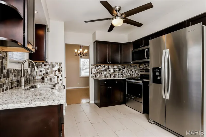15027 Isleview Drive, Chesterfield, MO 63017 — listing photo 7 of 18