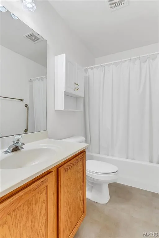 Main floor full bath has shower/tub combo. — 18 Country Bluff Court, St Charles, MO 63301