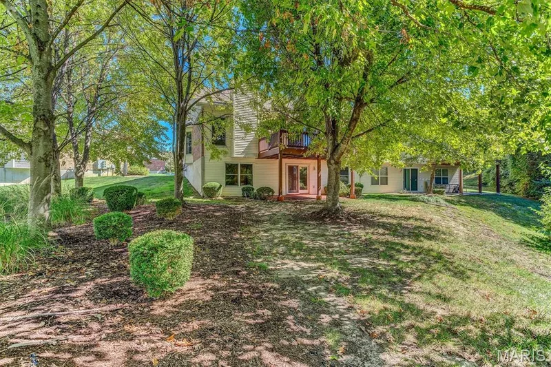 Peaceful back common ground...just you and your villa-mate! — 18 Country Bluff Court, St Charles, MO 63301