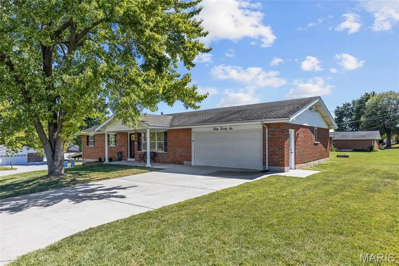 3026 Mamelles Drive, St Charles, MO 63301 — listing photo 2 of 20