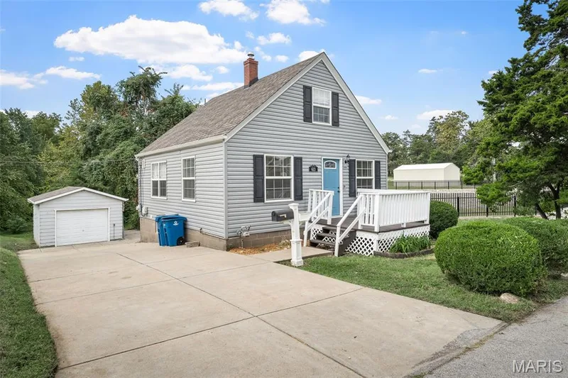 613 Schaefer Place, St Charles, MO 63301 — listing photo 2 of 27