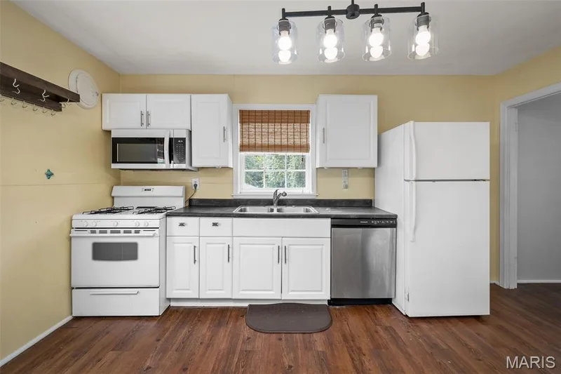 613 Schaefer Place, St Charles, MO 63301 — listing photo 7 of 27