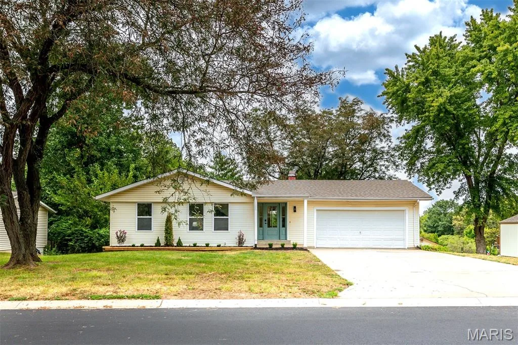 111 Park Charles Boulevard, St Peters, MO 63376 — listing photo 1 of 23