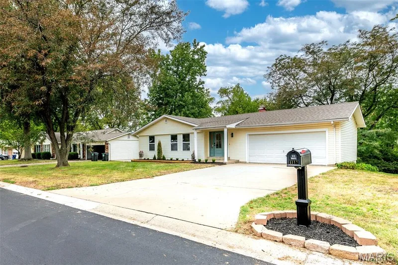111 Park Charles Boulevard, St Peters, MO 63376 — listing photo 2 of 23