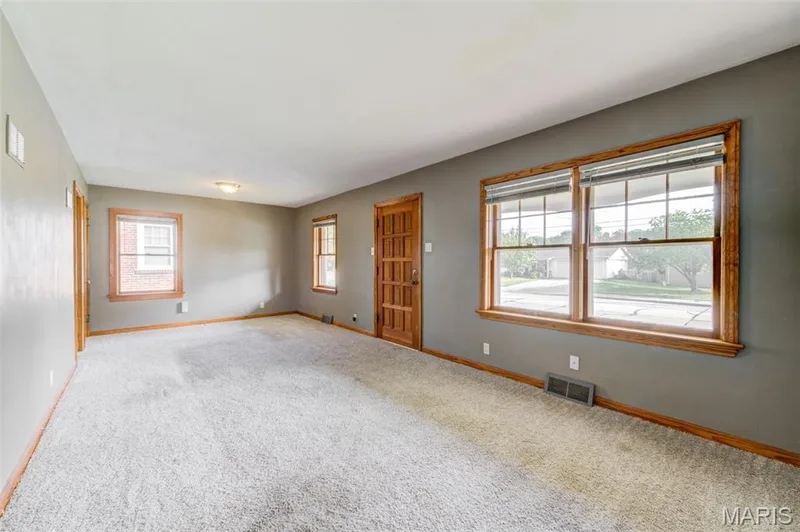 Large flexible living space — 2121 Elm Street, St Charles, MO 63301