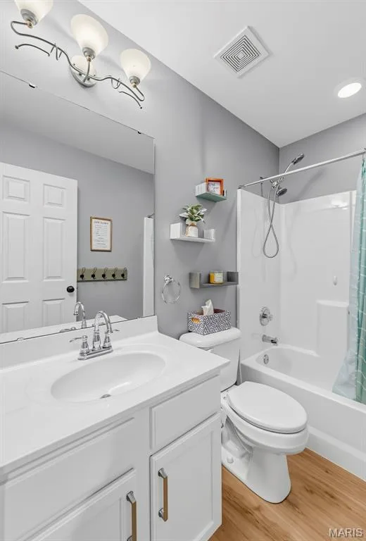 Hall bathroom — 1840 Autumn Trail, Wentzville, MO 63385