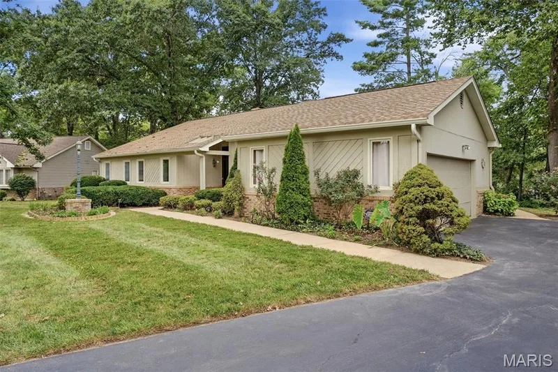 14619 Hunters Point, Chesterfield, MO 63017 — listing photo 3 of 49