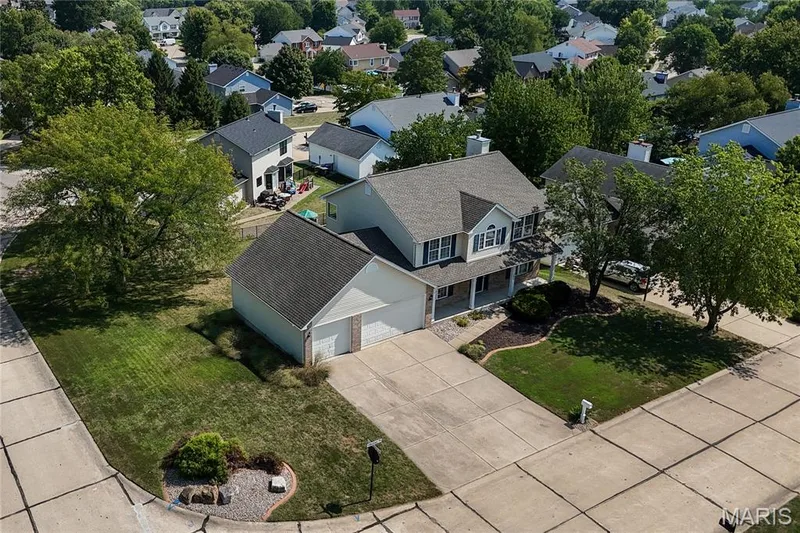 Fantastic 4 bed, 3.5 bath home with approximately 3,290 sq ft of total living space. — 386 Beckley Place, St Charles, MO 63304