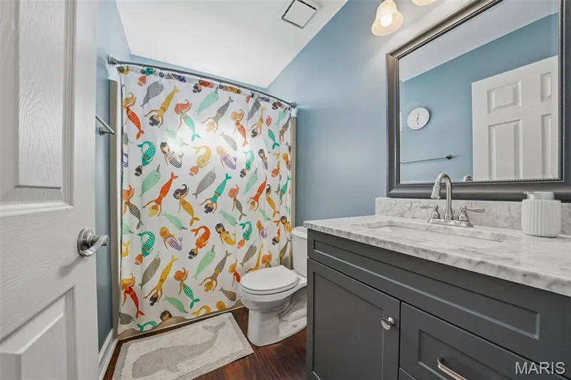 Upstairs Full Hall Bath with shower/tub combo. — 386 Beckley Place, St Charles, MO 63304