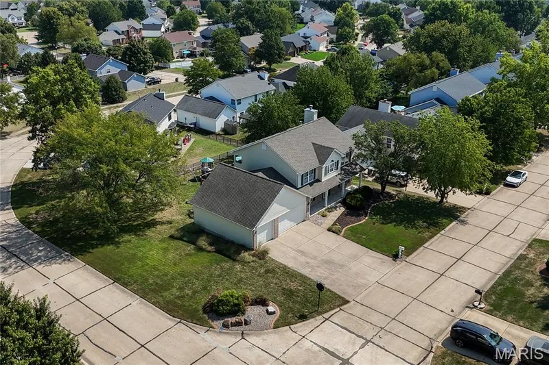 Fantastic 4 bed, 3.5 bath home with approximately 3,290 sq ft of total living space. — 386 Beckley Place, St Charles, MO 63304