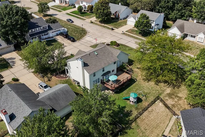 386 Beckley Place offers large corner lot. — 386 Beckley Place, St Charles, MO 63304