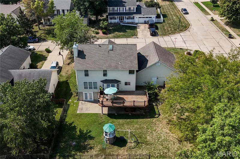 386 Beckley Place offers large corner lot. — 386 Beckley Place, St Charles, MO 63304