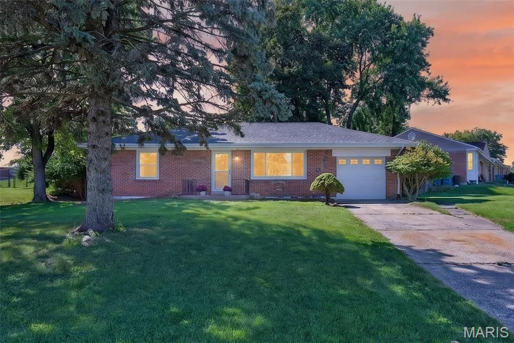 728 Pine Street, St Charles, MO 63301 — listing photo 1 of 41