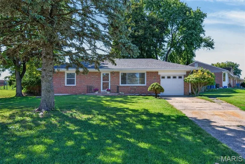 728 Pine Street, St Charles, MO 63301 — listing photo 2 of 41