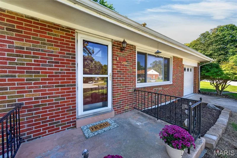 728 Pine Street, St Charles, MO 63301 — listing photo 3 of 41