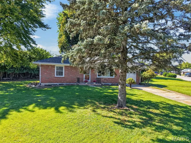 728 Pine Street, St Charles, MO 63301 — listing photo 5 of 41