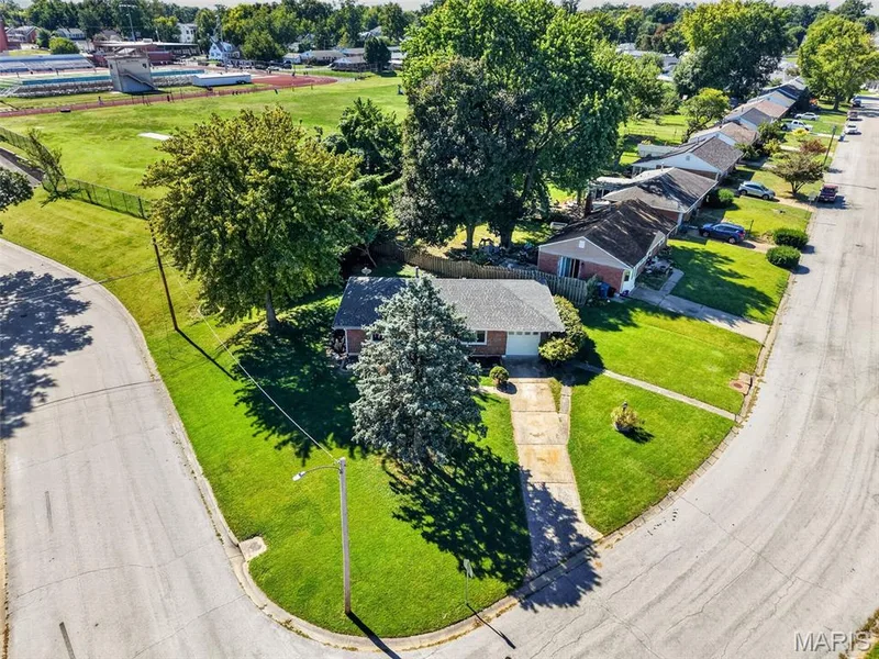 728 Pine Street, St Charles, MO 63301 — listing photo 6 of 41