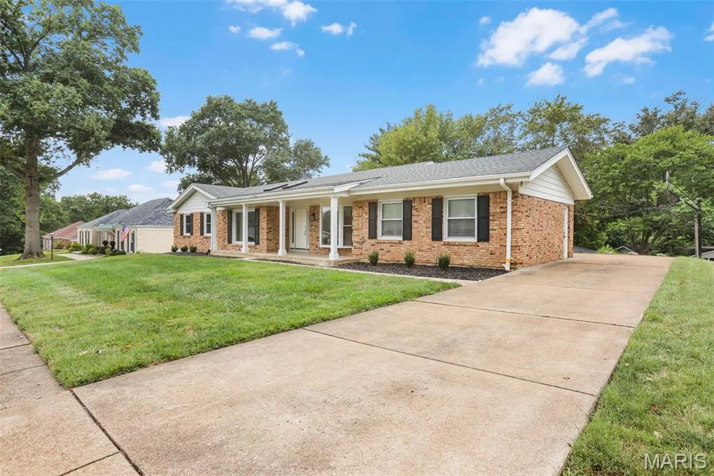 214 Glen Cove Drive, Chesterfield, MO 63017 — listing photo 1 of 40