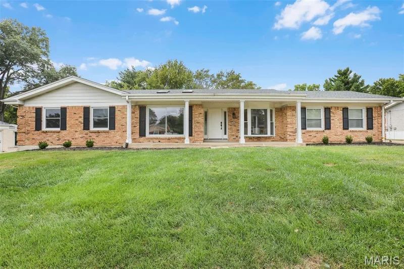 214 Glen Cove Drive, Chesterfield, MO 63017 — listing photo 2 of 40