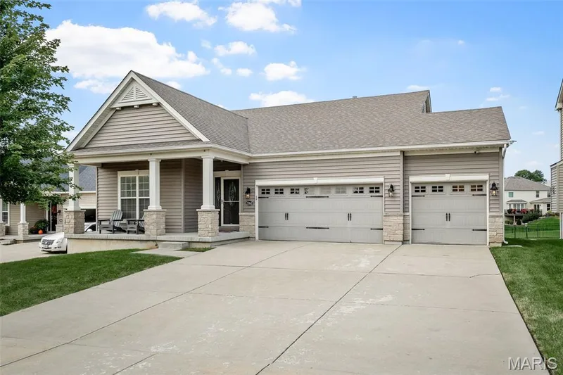 2760 Brook Hill Lane, St Charles, MO 63303 — listing photo 2 of 24