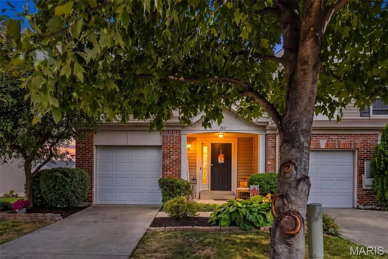 282 Le Beau Lane, St Charles, MO 63303 — listing photo 2 of 37