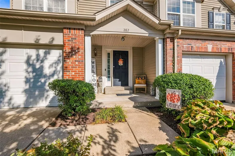 282 Le Beau Lane, St Charles, MO 63303 — listing photo 3 of 37