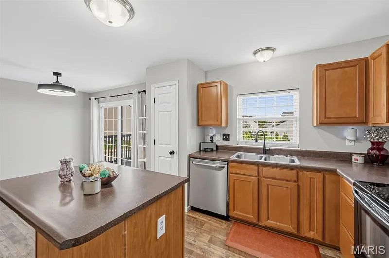 282 Le Beau Lane, St Charles, MO 63303 — listing photo 13 of 37
