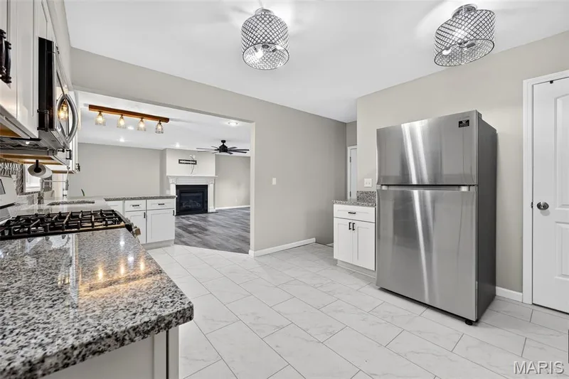11 Highland Drive, St Charles, MO 63303 — listing photo 4 of 42