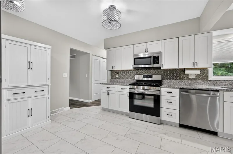 11 Highland Drive, St Charles, MO 63303 — listing photo 5 of 42