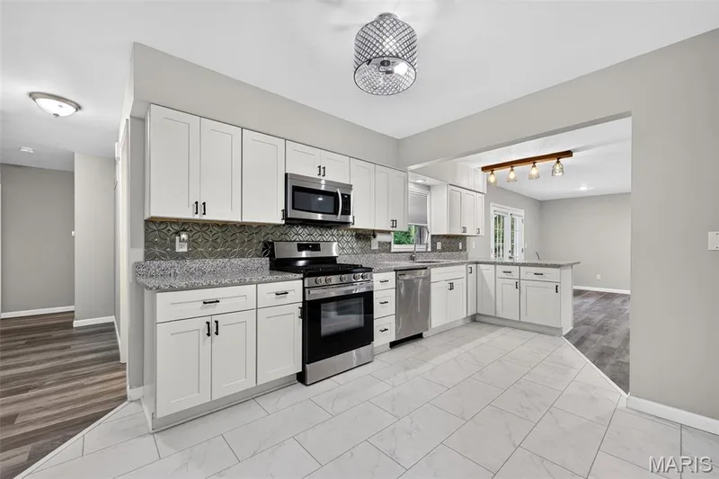 11 Highland Drive, St Charles, MO 63303 — listing photo 7 of 42