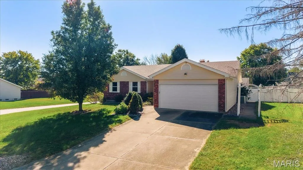 935 W Weybridge Court, St Charles, MO 63304 — listing photo 1 of 45