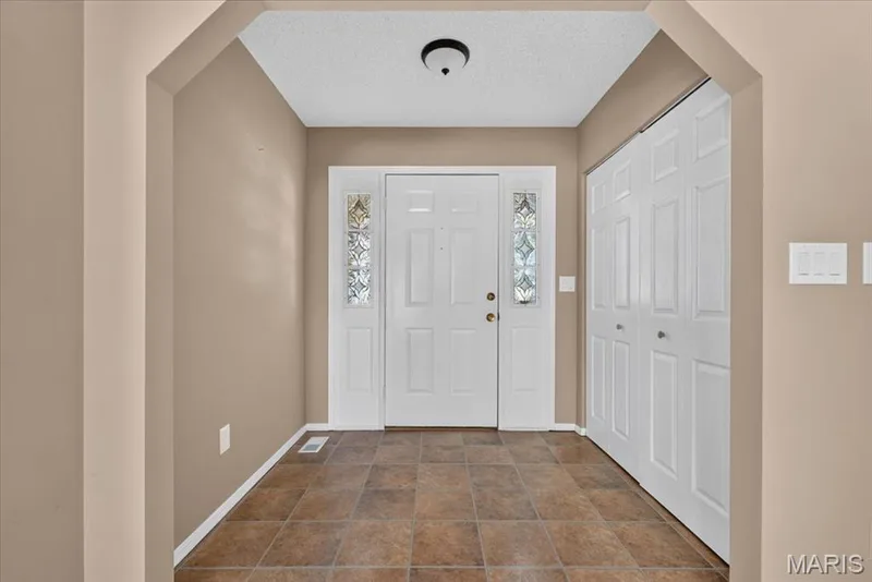 935 W Weybridge Court, St Charles, MO 63304 — listing photo 4 of 45