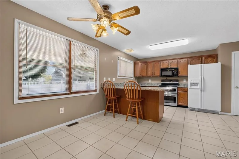 935 W Weybridge Court, St Charles, MO 63304 — listing photo 11 of 45