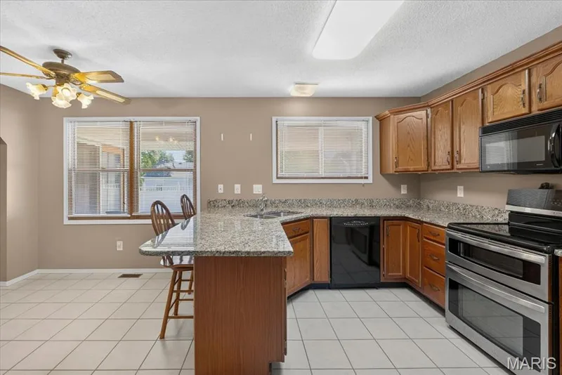 935 W Weybridge Court, St Charles, MO 63304 — listing photo 12 of 45