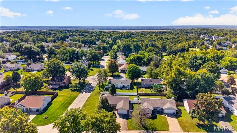 935 W Weybridge Court, St Charles, MO 63304 — listing photo 2 of 45
