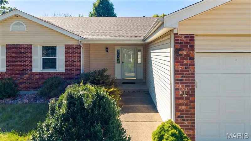 935 W Weybridge Court, St Charles, MO 63304 — listing photo 3 of 45