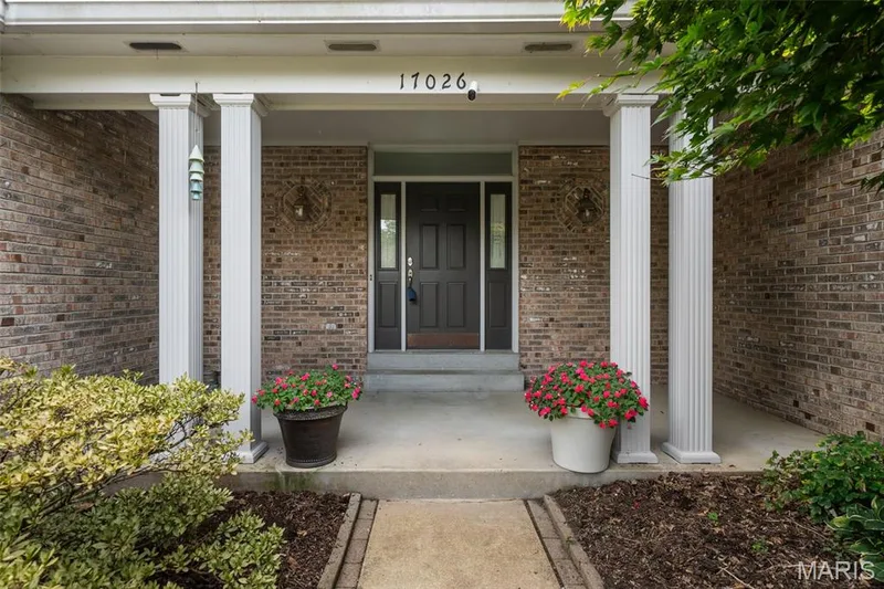 17026 Kimwood Court, Chesterfield, MO 63005 — listing photo 3 of 43