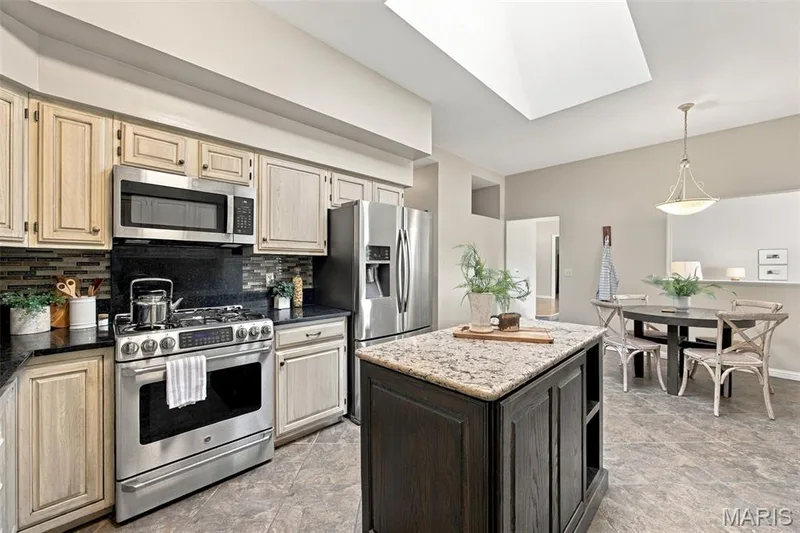17026 Kimwood Court, Chesterfield, MO 63005 — listing photo 9 of 43