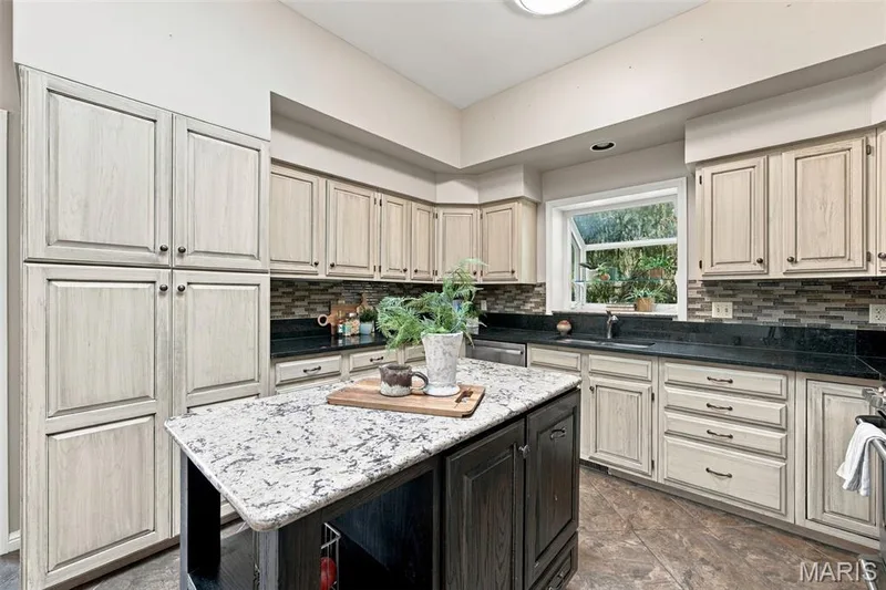 17026 Kimwood Court, Chesterfield, MO 63005 — listing photo 10 of 43