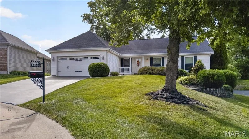 14904 Jockey Club Drive, Chesterfield, MO 63017 — listing photo 2 of 32