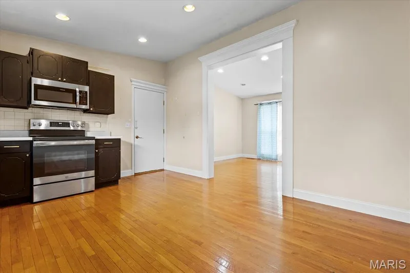 Electric 5 burner stove with built in microwave. — 1353 Osage Meadows Drive, O'Fallon, MO 63366