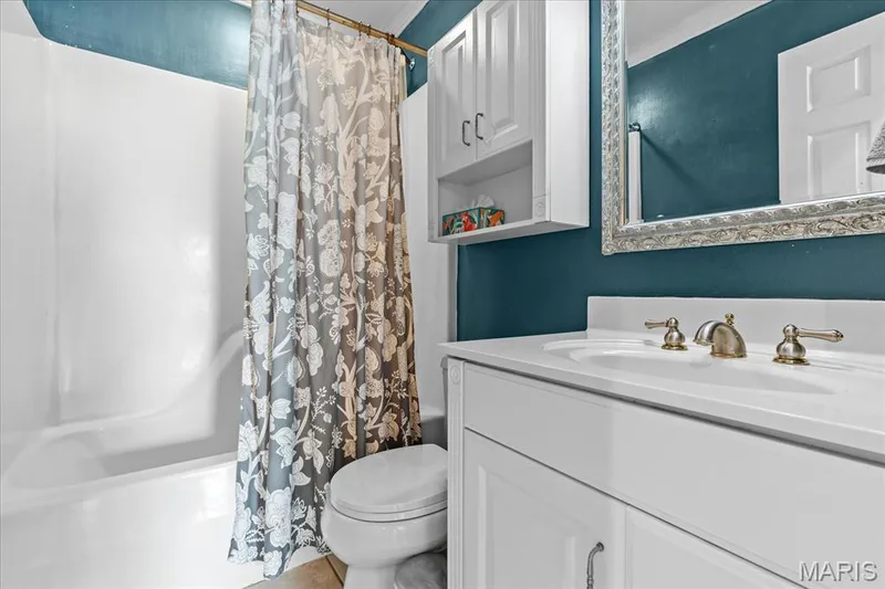 Main floor full bath with shower/tub combo. — 1353 Osage Meadows Drive, O'Fallon, MO 63366