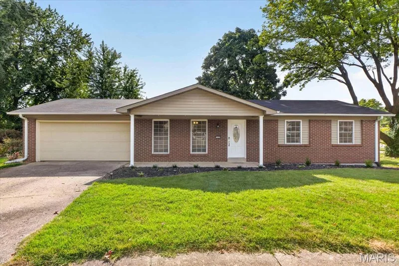 1008 N Duchesne Drive, St Charles, MO — listing photo 1