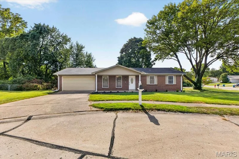 1008 N Duchesne Drive, St Charles, MO 63301 — listing photo 3 of 48