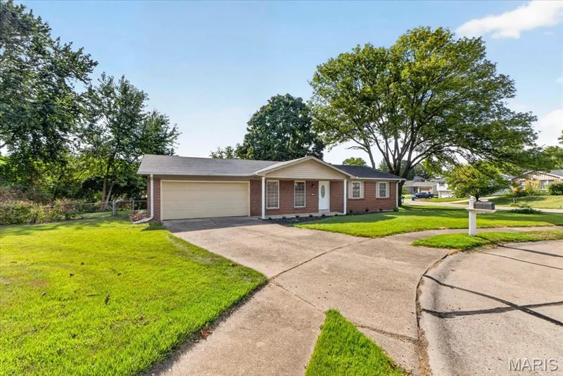 1008 N Duchesne Drive, St Charles, MO 63301 — listing photo 4 of 48